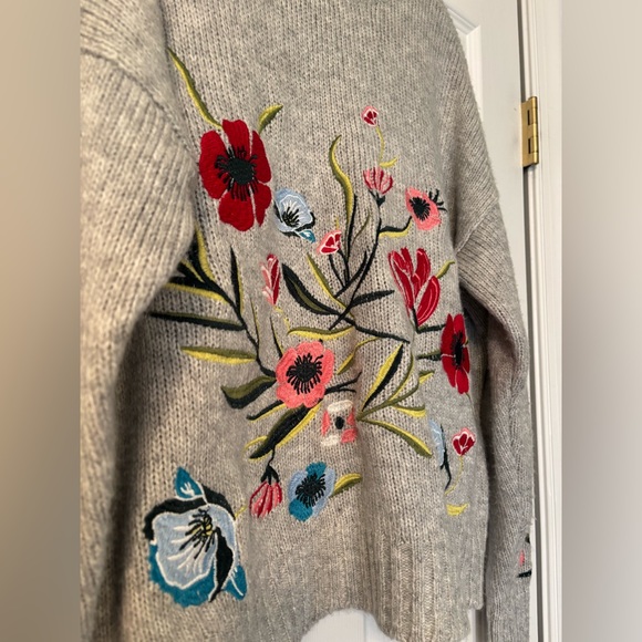 Romeo + Juliet Crewneck Floral Embroidered Sweater Size S EUC - Picture 2 of 11